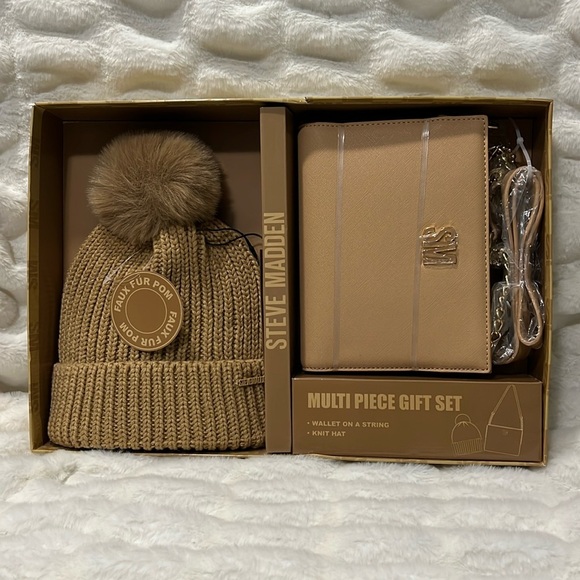 Steve Madden Handbags - 🎉 Steve Madden Camel Beanie Handbag Gift Set
